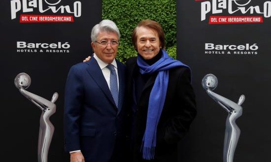 El cantante Raphael posa junto al el presidente de EGEDA ,Enrique Cerezo (i), durante el acto en el Raphael que recibe el Premio Platino de Honor por parte de la Entidad de Gestión de Derechos de los Productores Audiovisuales(EGEDA). EFE
