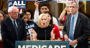 En la imagen, la senadora demócrata de Nueva York y candidato a la presidencia de los Estados Unidos, Kirsten Gillibrand (c), ofrece una rueda de prensa junto al senador independiente de Vermout y candidato a la presidencia de los Estados Unidos, Bernie Sanders (i), y al senador de Oregón Jeff Maerkley (d) para la introducción del programa de sanidad pública "Medicare for All Act of 2019" en Washington, Estados Unidos. EFE/Archivo