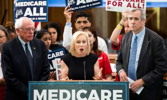En la imagen, la senadora demócrata de Nueva York y candidato a la presidencia de los Estados Unidos, Kirsten Gillibrand (c), ofrece una rueda de prensa junto al senador independiente de Vermout y candidato a la presidencia de los Estados Unidos, Bernie Sanders (i), y al senador de Oregón Jeff Maerkley (d) para la introducción del programa de sanidad pública "Medicare for All Act of 2019" en Washington, Estados Unidos. EFE/Archivo