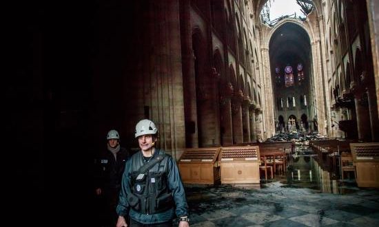 Varios operarios trabajan en el interior de la catedral de Notre Dame después del incendio sufrido ayer lunes, este martes en París (Francia). EFE