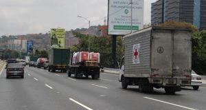 Fotografía de vehículos de la Cruz Roja que hacen parte de una caravana que transporta ayuda humanitaria, este martes en Caracas (Venezuela). EFE