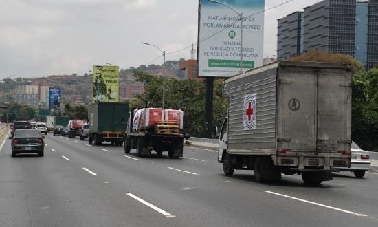 Fotografía de vehículos de la Cruz Roja que hacen parte de una caravana que transporta ayuda humanitaria, este martes en Caracas (Venezuela). EFE