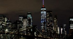 La parte superior del One World Trade Center se ve iluminada con los colores de la bandera francesa, como muestra de solidaridad tras el incendio en la Catedral de Notre Dame, este martes en Nueva York. EFE