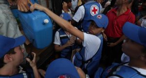 El Gobierno de Nicolás Maduro, la oposición y los venezolanos cantaron victoria este martes tras el ingreso del primer lote de ayuda humanitaria que ya se reparte entre los sectores más desfavorecidos de Caracas, la otrora bulliciosa capital de la nación petrolera.