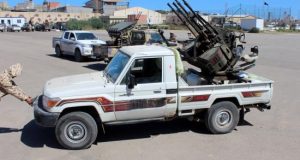 Varios militares se preparan para ir a la línea de combate en Trípoli (Libia). EFE/Archivo