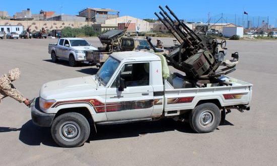 Varios militares se preparan para ir a la línea de combate en Trípoli (Libia). EFE/Archivo