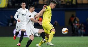 El centrocampista argentino del Villarreal, Santiago Cáseres (d), intenta controlar el balón ante el jugador portugués del Valencia, Gonçalo Guedes, durante el encuentro correspondiente a la ida de los cuartos de final de la Liga Europa que disputaron en el estadio de la Cerámica, en la localidad castellonense. EFE