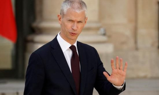 El ministro francés de Cultura, Franck Riester, sale del palacio del Elíseo tras un Consejo de Ministros celebrado en París (Francia), este miércoles. El Gobierno francés lanzará un concurso internacional de arquitectura para la reconstrucción de la aguja de Notre Dame de París, que se vino abajo en el incendio, en el que se determinará qué se hará en su lugar y si se levantará una idéntica u otra adaptada a las técnicas actuales. EFE