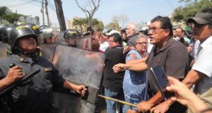 Policías resguardan el lugar donde se encuentra el vehículo que transportará el cuerpo del expresidente peruano Alan García este miércoles desde el hospital Casimiro Ulloa, en Lima (Perú). EFE