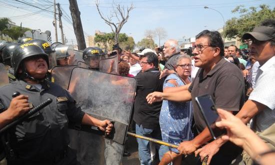 Policías resguardan el lugar donde se encuentra el vehículo que transportará el cuerpo del expresidente peruano Alan García este miércoles desde el hospital Casimiro Ulloa, en Lima (Perú). EFE