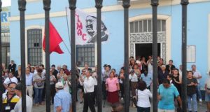 Simpatizantes del expresidente Alan García esperan la llegada del cortejo fúnebre en la sede del Partido Aprista, este miércoles en Lima (Perú). EFE