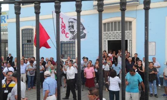 Simpatizantes del expresidente Alan García esperan la llegada del cortejo fúnebre en la sede del Partido Aprista, este miércoles en Lima (Perú). EFE
