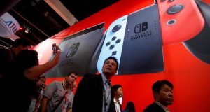 El gigante japonés de los videojuegos Nintendo tiene previsto lanzar en otoño una versión más barata de su consola Switch diseñada para uso portátil. EFE/Archivo