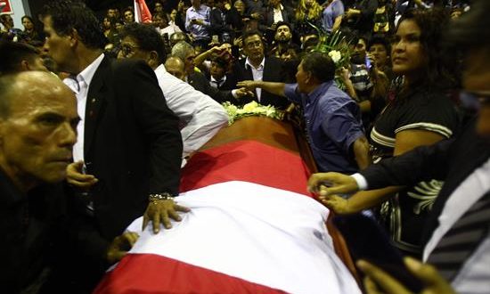 Políticos de diversos partidos, legisladores y cerca de un millar de seguidores del expresidente peruano Alan García acudieron este miércoles a su velatorio en la sede del Partido Aprista Peruano (PAP) en Lima para despedir al dos veces gobernante del país suramericano.