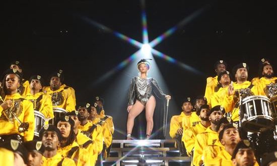 Fotograma cedido este jueves por Netflix en el que se registró a la cantante estadounidense Beyoncé, durante una escena de "Homecoming", el documental que intercala breves fragmentos de los ensayos con el metraje original de los dos conciertos que la artista ofreció en Coachella. EFE