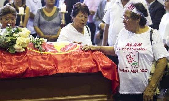 Sobrecogidos por la tragedia, sobrios y respetuosos ante la familia y los simpatizantes y moderados en las críticas a su figura, que advirtieron será mejor juzgada por la historia, los medios peruanos abrieron este jueves monopolizados por la muerte del expresidente Alan García.