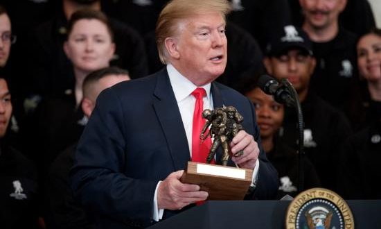 El presidente estadounidense, Donald Trump, pronuncia un discurso durante una ceremonia del Proyecto Herido del Guerrero (WWP) en la Casa Blanca este jueves, en Washington, Estados Unidos. EFE