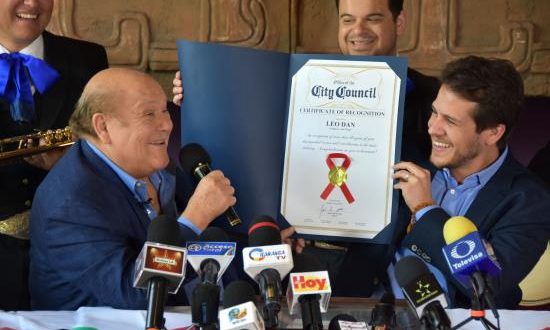 El cantautor argentino Leo Dan (i), de 77 años, habla junto a su hijo Nicolás Tévez (d), quien sostiene el certificado de reconocimiento de la junta de concejales de Lynwood durante una rueda de prensa celebrada este jueves en el restaurante la Huasteca en la Plaza México en Lynwood, California (EE.UU.). EFE