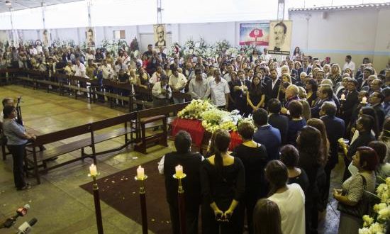 Con arengas como "Alan nunca muere, vive con su pueblo", una muchedumbre de simpatizantes del expresidente peruano Alan García hizo cola por largas horas para velar este Jueves Santo los restos mortales líder del aprismo, que se suicidó cuando iba a ser detenido por el caso de corrupción Odebrecht.