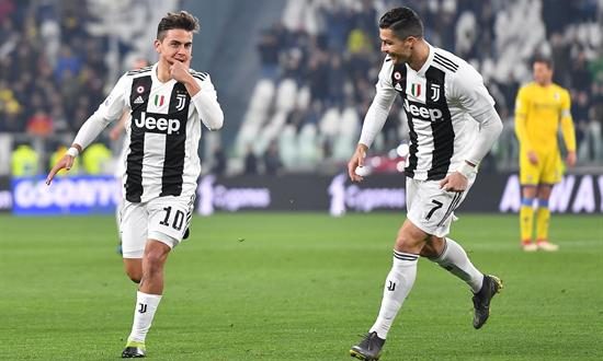 Los jugadores del Juventus Paulo Dybala (i) y Cristiano Ronaldo celebran un gol durante un partido. EFE/Archivo