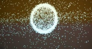 Vista de los desechos espaciales que flotan alrededor del globo a través de un láser que emite largas líneas verticales de luz LED. EFE/Archiov