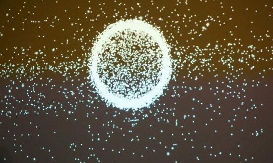 Vista de los desechos espaciales que flotan alrededor del globo a través de un láser que emite largas líneas verticales de luz LED. EFE/Archiov