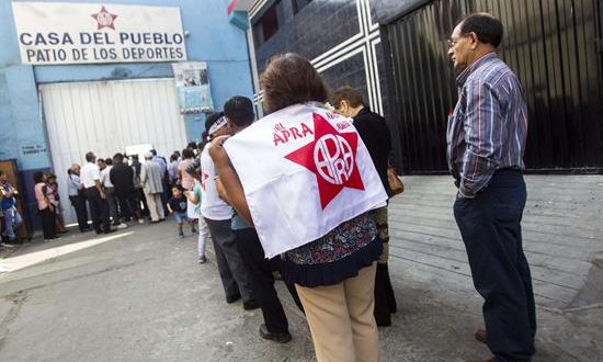 Cientos de copartidarios fueron registrados este jueves al acudir a la "Casa del Pueblo", la antigua sede del partido Aprista en el centro de Lima (Perú), donde fue velado el expresidente peruano Alan García. EFE