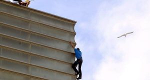 Imagen de archivo de 2013 del alpinista David Lama escalando el auditorio Kursaal. EFE/Archivo