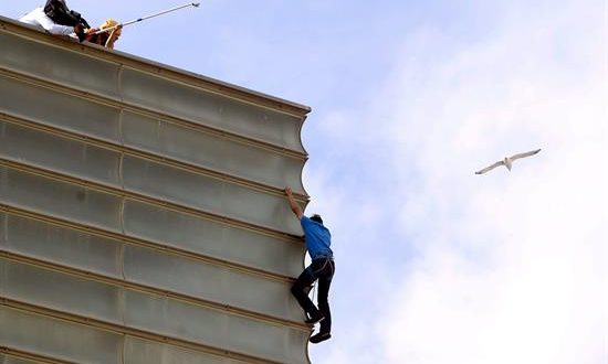 Imagen de archivo de 2013 del alpinista David Lama escalando el auditorio Kursaal. EFE/Archivo