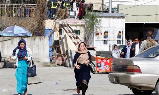 Empleados del ministerio de Información afgano huyen del lugar del ataque, hoy en Kabul. EFE