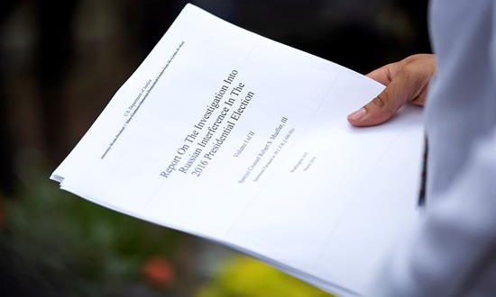 Un periodista fue registrado este jueves al sostener una copia impresa de la investigación del fiscal especial Robert Mueller sobre la trama rusa, en Washington DC (EE.UU.). EFE