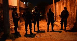 Vista del cordón policial que asegura el sitio donde un grupo armado ingreso a una fiesta para accionar sus armas y quitar la vida a 13 personas hoy, viernes 19 de abril de 2019. EFE