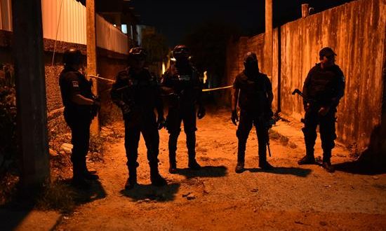 Vista del cordón policial que asegura el sitio donde un grupo armado ingreso a una fiesta para accionar sus armas y quitar la vida a 13 personas hoy, viernes 19 de abril de 2019. EFE