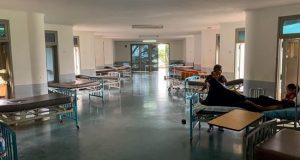 Cada vez que falla la electricidad, los venezolanos saben que han perdido mucho más que la luz en las bombillas, pues también se apagan los servicios de telefonía, la conexión a internet, el bombeo de agua potable y otro cúmulo de aspectos que cuando funcionan hacen la vida más fácil. Desde que los apagones venezolanos, frecuentes desde hace años en regiones lejanas de Caracas, se volvieron todavía más seguidos y prolongados, el país petrolero ha perdido unos 500 millones de dólares cada día que el Gobierno ha suspendido actividades laborales, según estimaciones del Parlamento.