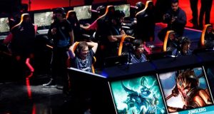 Los jugadores del equipo argentino Isurus Gaming se enfrentan al mexicano Rainbow7 en la final del torneo apertura de la Liga Latinoamericana (LLA) de League of Legends este sábado, 20 de abril de 2019 en Bogotá (Colombia). EFE