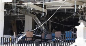 Al menos 187 personas murieron, entre ellas 9 extranjeros, y unas 469 resultaron heridas este domingo tras una serie de explosiones en tres hoteles de lujo y tres iglesias en Sri Lanka, donde numerosos fieles celebraban el Domingo de Resurrección, según los últimos datos oficiales.