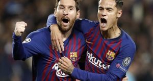 El delantero argentino del Barcelona Leo Messi (i) celebra un gol con su compañero Philippe Coutinho durante un partido. EFE/Archivo