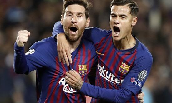 El delantero argentino del Barcelona Leo Messi (i) celebra un gol con su compañero Philippe Coutinho durante un partido. EFE/Archivo