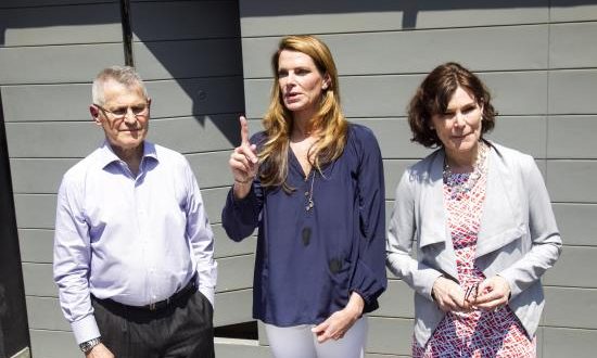 Miguel Kuczinsky (i), hermano del expresidente Pedro Pablo Kuczinsky, Alexandra Kuczinsky (c) y Carolina Kuczynski (d), hijas del exmandatario, hablan hoy, domingo ante los medios de comunicación en una conferencia de prensa frente a su casa en Lima (Perú). EFE
