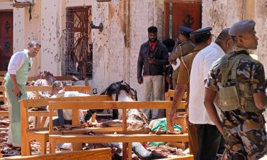 Al menos 187 personas murieron, entre ellas 9 extranjeros, y unas 469 resultaron heridas este domingo tras una serie de explosiones en tres hoteles de lujo y tres iglesias en Sri Lanka, donde numerosos fieles celebraban el Domingo de Resurrección, según los últimos datos oficiales.