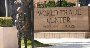Miembros de las Fuerzas de Seguridad montan guardia en el World Trade Center de Colombo (Sri Lanka) este lunes, un día después de los atentados. EFE