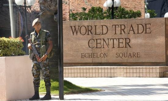 Miembros de las Fuerzas de Seguridad montan guardia en el World Trade Center de Colombo (Sri Lanka) este lunes, un día después de los atentados. EFE