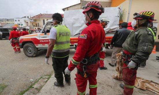 El equipo de rescate de la Policía Boliviana y los Bomberos llegan este lunes con cuerpos a la morgue del Hospital de Clínicas de La Paz (Bolivia). EFE