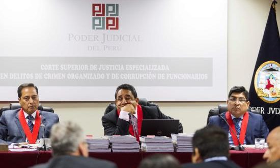 El Juez Superior Ramiro Salinas (c), titular de la Primera Sala Penal de Apelaciones Nacional de la Corte Suprema de Justicia Especializada, escucha los argumentos de las partes en el caso de sobornos entregados por la empresa brasileña Odebrecht, en Lima (Perú). EFE