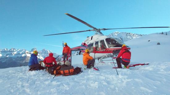 Fotografía del 21 de abril cedida este lunes por Parks Canada donde se muestra al equipo de rescate durante las tareas de recuperación de los cuerpos de los montañistas austríacos en Howse Peak, Canadá. EFE/Parks Canada