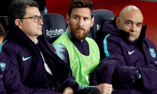 El delantero argentino del FC Barcelona Leo Messi (c) en el Camp Nou, en Barcelona. EFE/Archivo