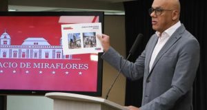 Fotografía cedida por prensa de Miraflores donde se observa al ministro de Comunicación, Jorge Rodríguez, quien ofrece declaraciones en Caracas (Venezuela). EFE/PRENSA MIRAFLORES