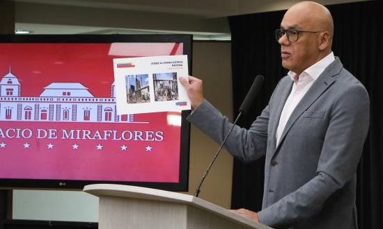 Fotografía cedida por prensa de Miraflores donde se observa al ministro de Comunicación, Jorge Rodríguez, quien ofrece declaraciones en Caracas (Venezuela). EFE/PRENSA MIRAFLORES