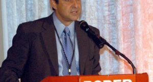 Su principal impulsor es el senador republicano Manny Díaz (imagen), de Hialeah Garden, quien defiende la hipótesis de que la matanza se pudo haber evitado o al menos reducido el número de muertos si los profesores hubieran estado armados. EFE/Archivo