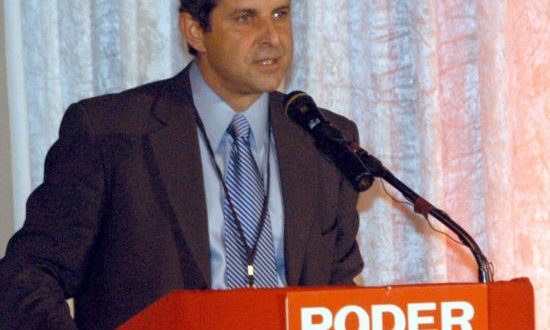 Su principal impulsor es el senador republicano Manny Díaz (imagen), de Hialeah Garden, quien defiende la hipótesis de que la matanza se pudo haber evitado o al menos reducido el número de muertos si los profesores hubieran estado armados. EFE/Archivo